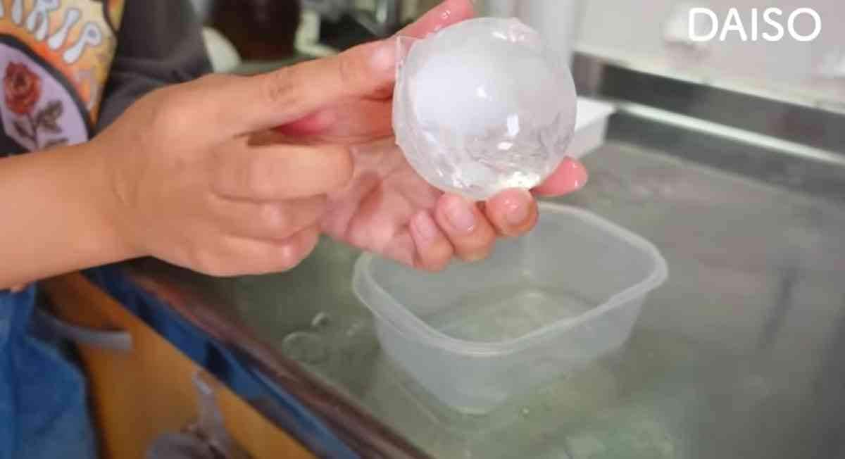 ダイソーの「アイスボールメーカー」で作った氷
